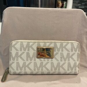Micheal Kors zippy wallet